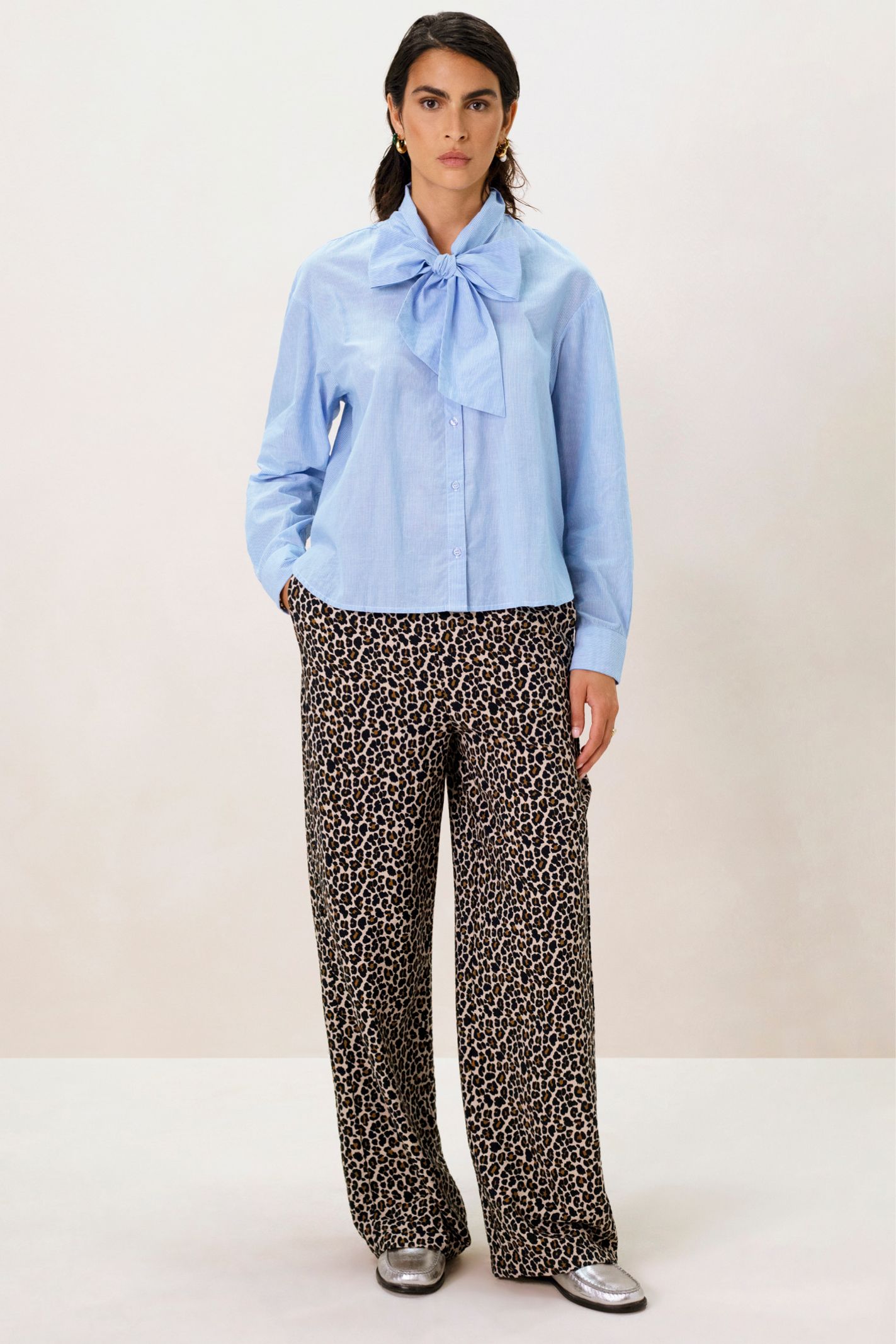 Hellblaue bluse mit schleife Clearance